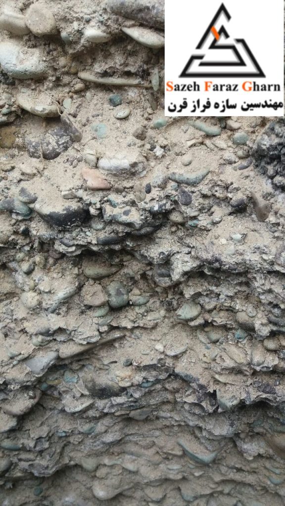 بررسی های میدانی کارشناس ژئوتکنیک از لایه های خاک در چاه شناسایی
