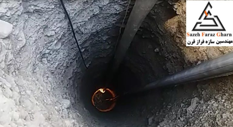 حفاری چاه شناسایی به منظور مشاهده لایه بندی خاک و تراز آب زیرزمینی